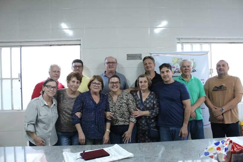 Grupo reunido em espaço interno da Acose Casulo durante atividade comunitária