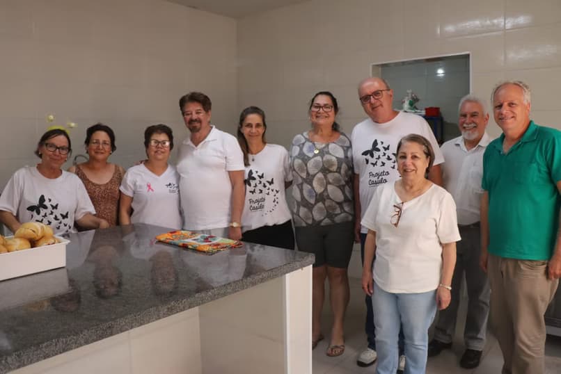 Equipe e comunidade em momento de confraternização no Centro Dia